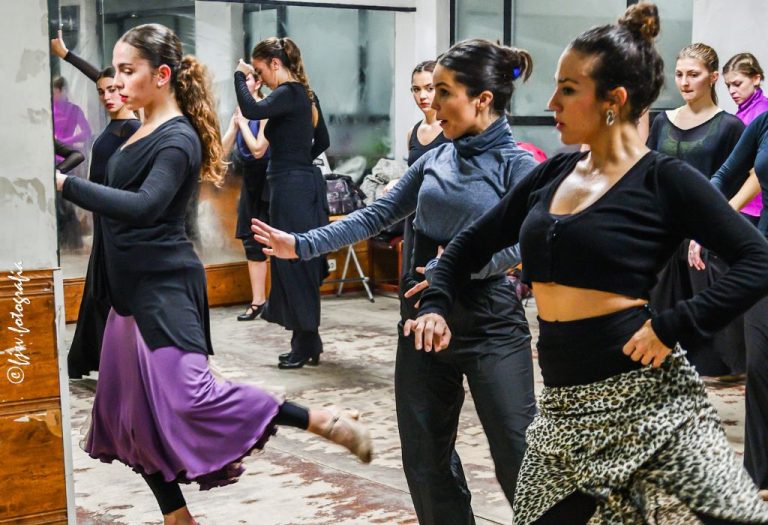 Sara Martín corrigiendo a una alumna en clase de baile flamenco