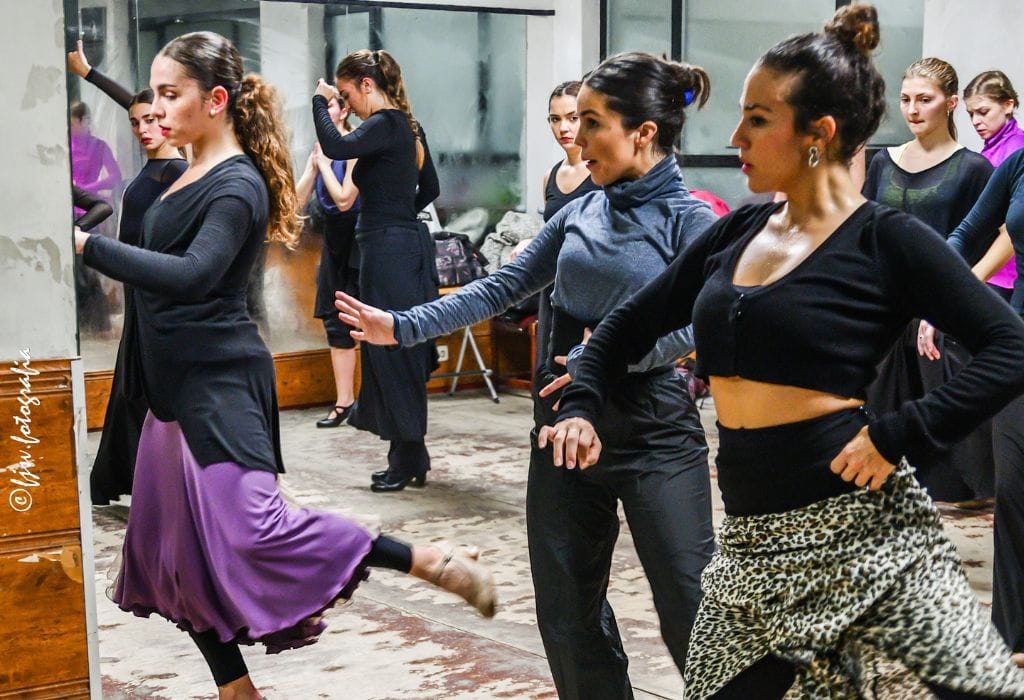 Sara Martín corrigiendo a una alumna en clase de baile flamenco