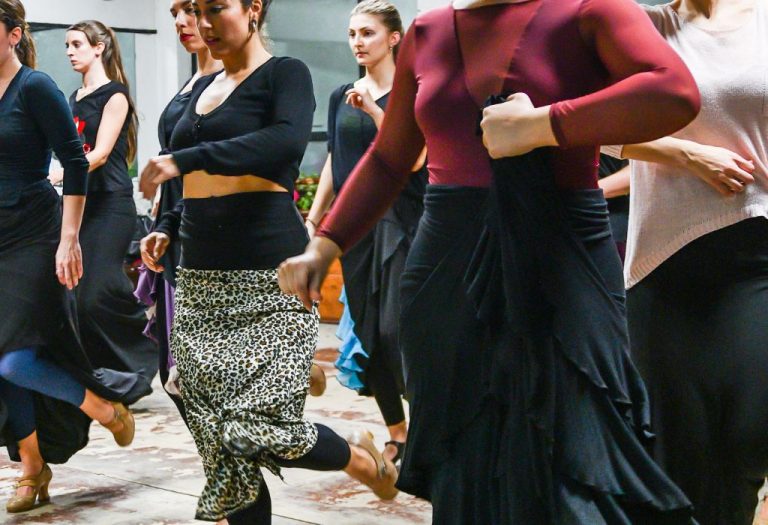 Ambiente real en las clases de flamenco para adultos en Madrid