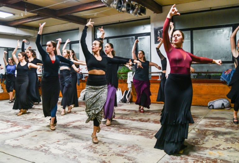 Clase de flamenco grupal en la Escuela de Flamenco de Sara Martin