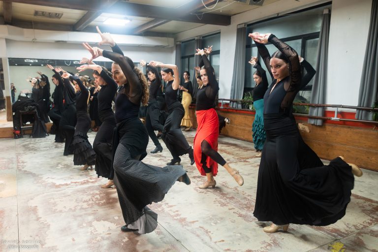 Alumnas durante una clase de baile flamenco en Madrid